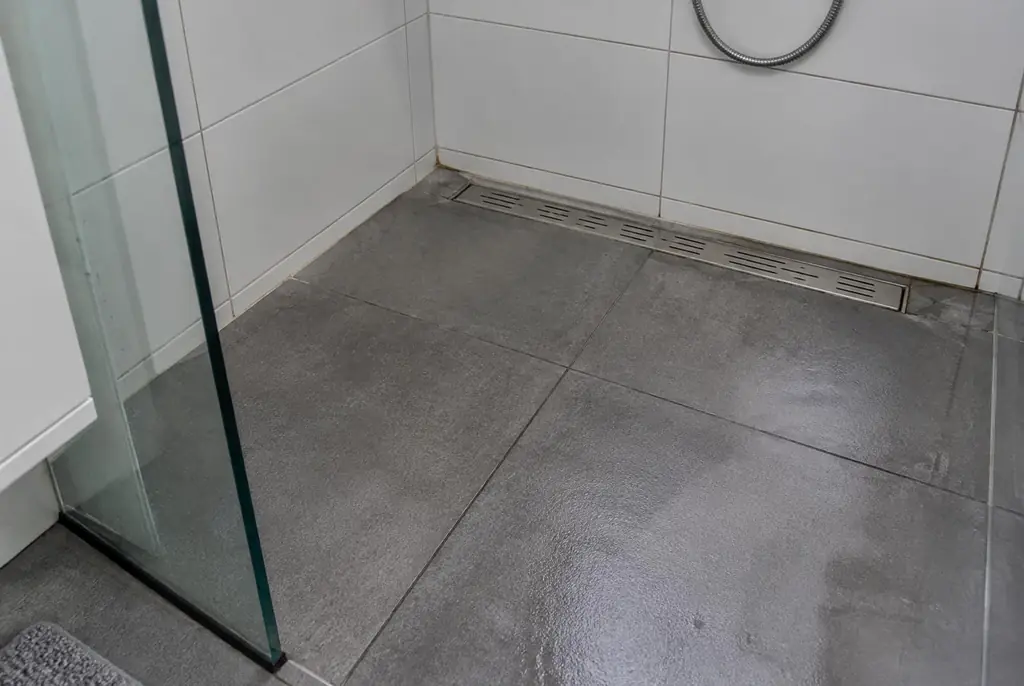 Lekdetectie Gorinchem – lekkende inloopdouche met natte voegen