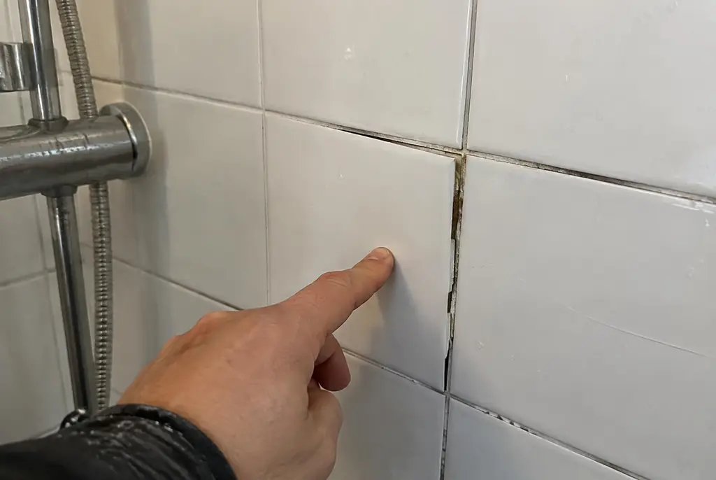 Lekdetectie Gorinchem – losse, holle badkamertegels door een lekkage