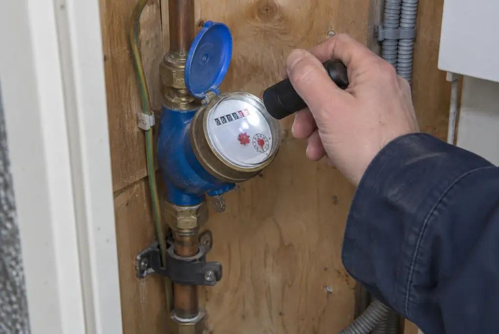 Lekdetectie Gorinchem – watermeter in de meterkast controleren met een zaklamp